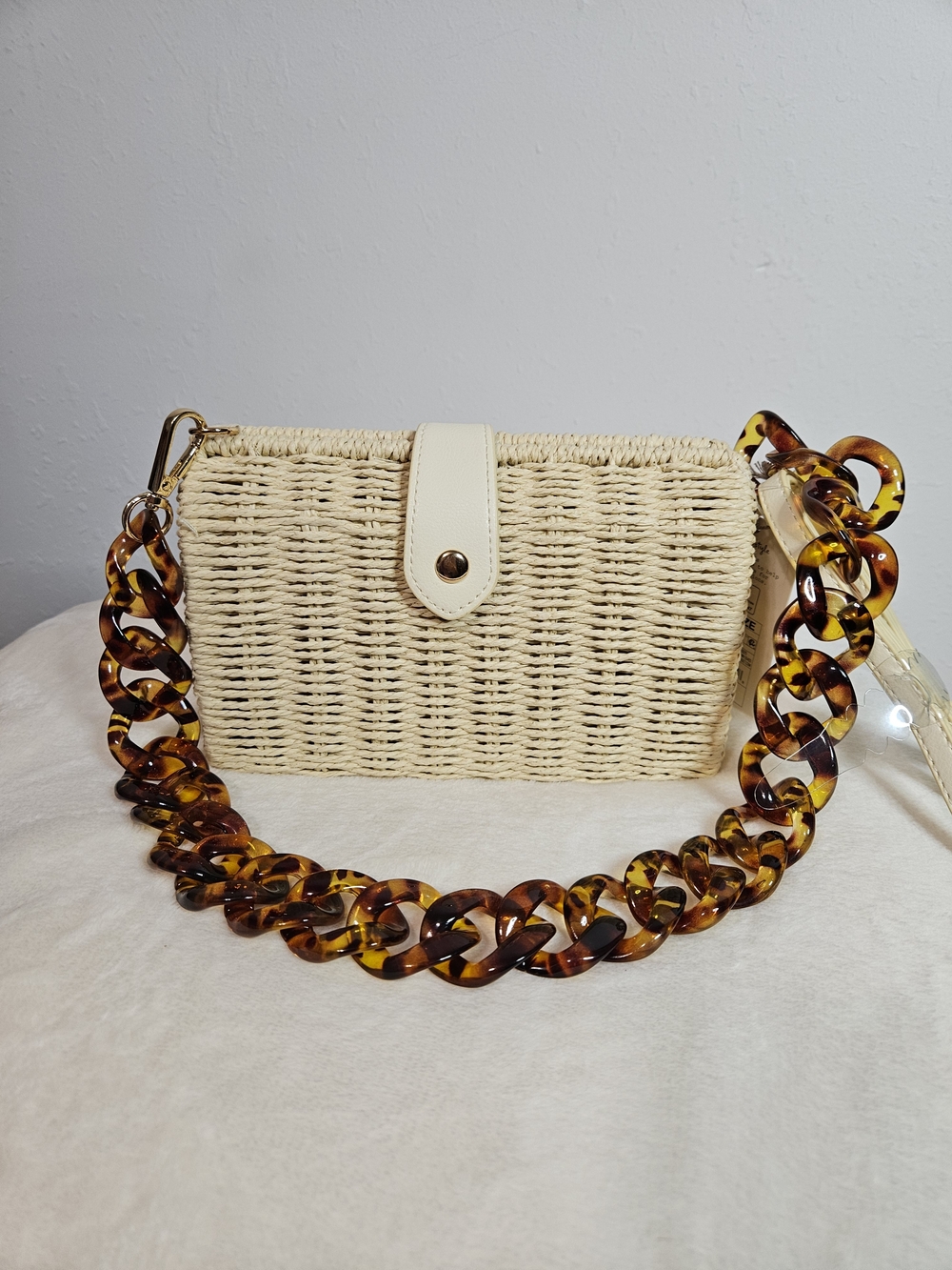 Woven Straw Crossbody Bag with Tortoiseshell Chain Strap - Cream